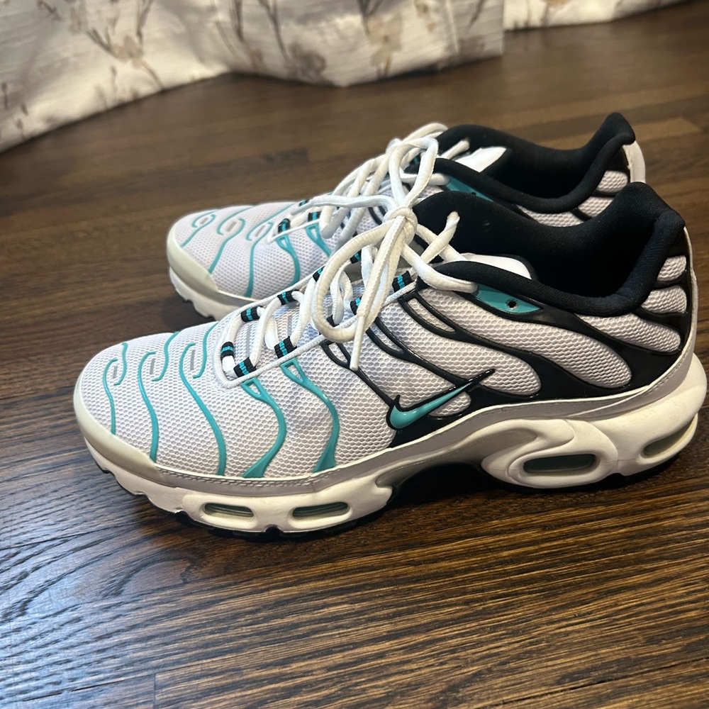 Men’s Nike Sneakers - Picture 2 of 7